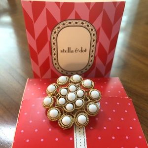 NWOT Stella & Dot white stone brooch